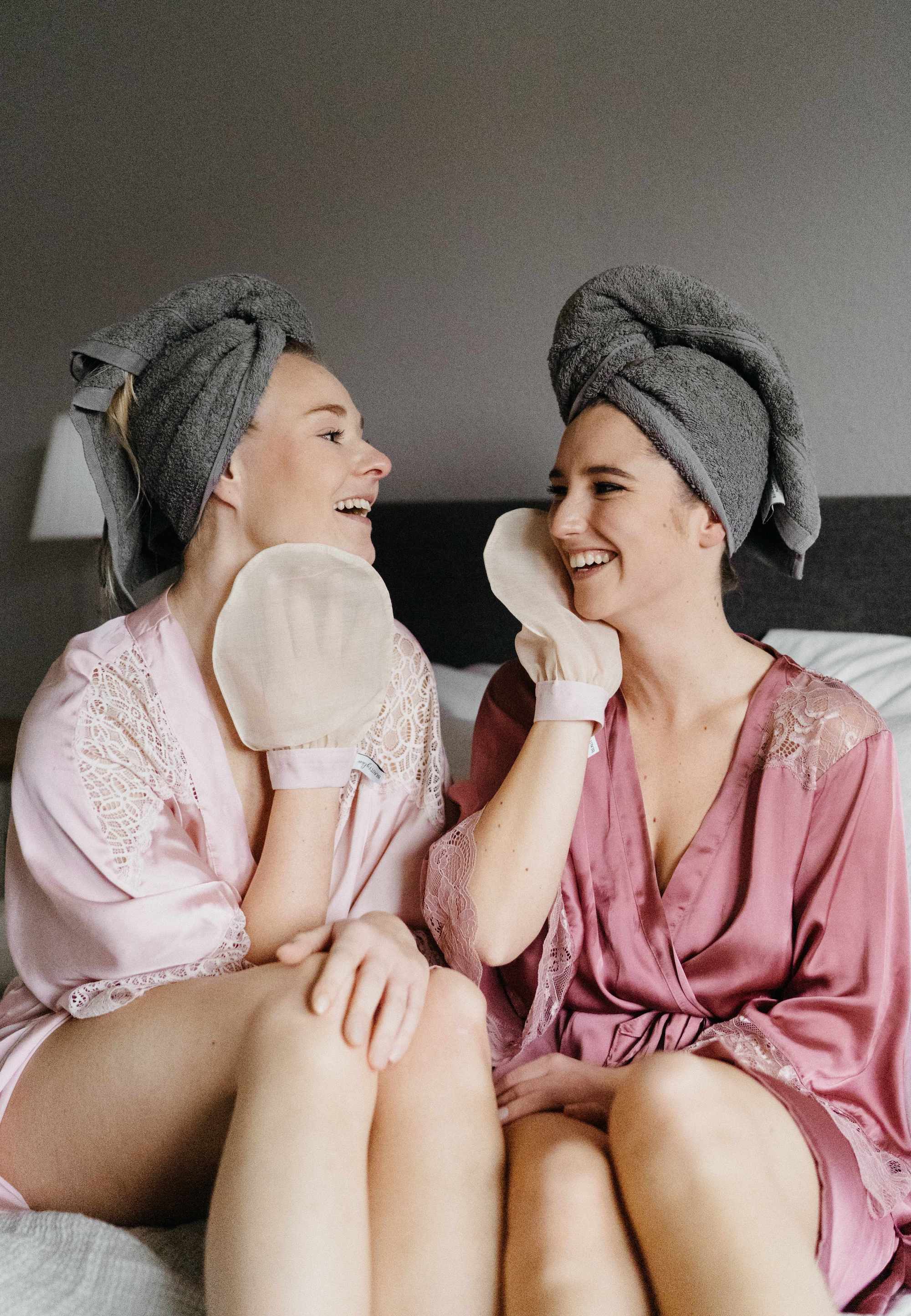 BEAUTYglove BODY Bundle Peelinghandschuhe aus natürlicher türkischer Seide